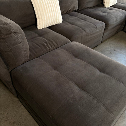 Thomasville Tisdale Modular Sectional with 2 Storage Ottomans